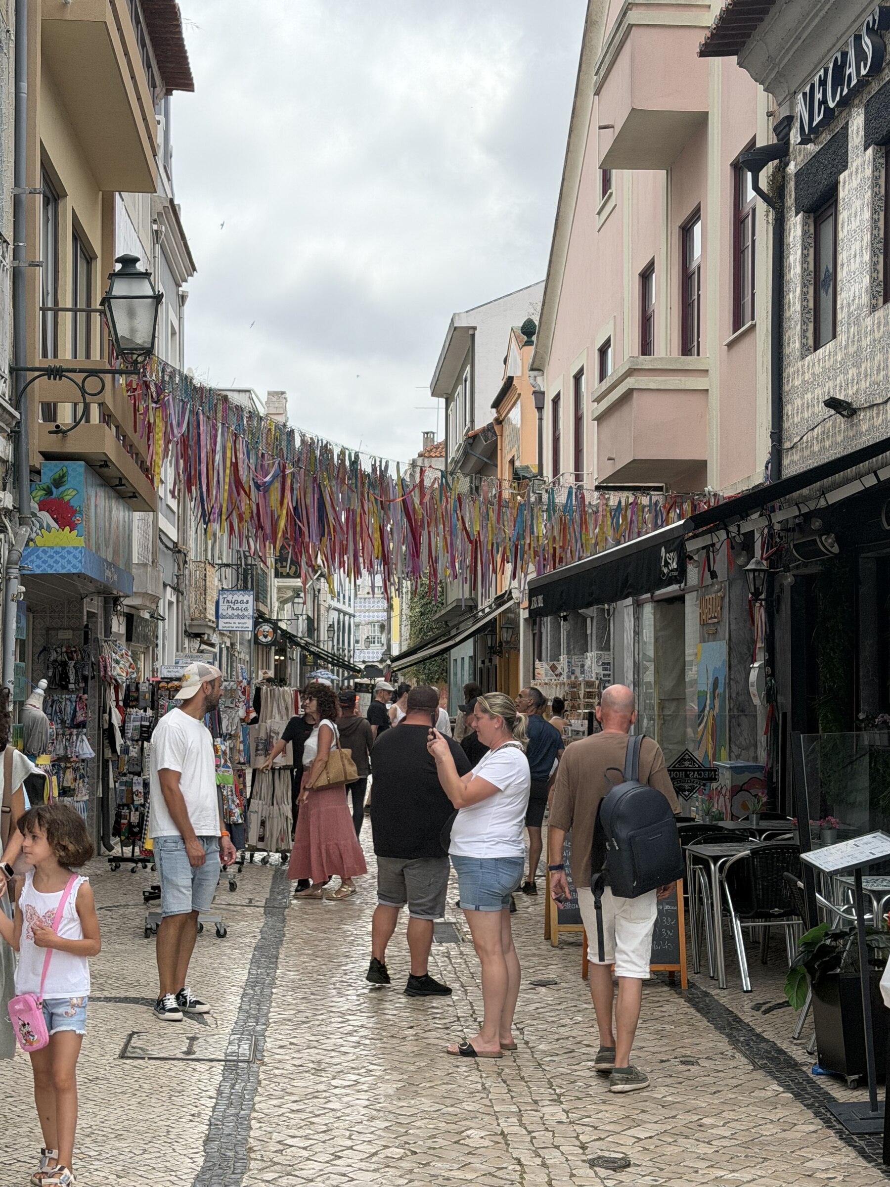Belebte Fussgängerstrasse in Aveiro mit bunten Bänder-Dekorationen